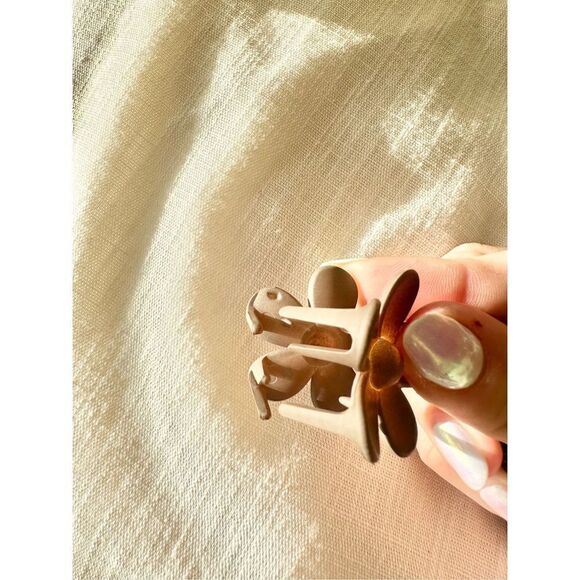 Brown cute flower hair clip - Picture 2 of 3